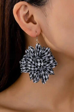 Vacation 3D Daisy Earrings* -Acorpstyle XTY6953 BK 1